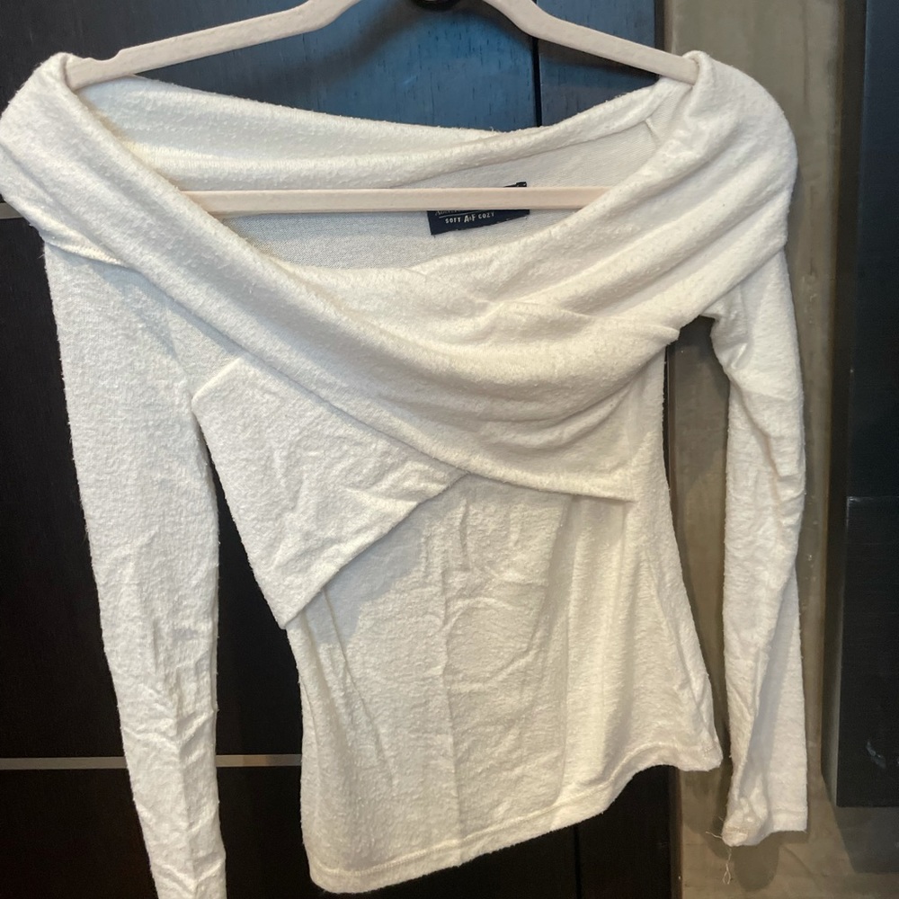 Abercrombie and fitch white off the shoulder long sleeve soft cross top